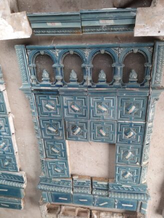 Cheminée en faïence bleu de gris p44