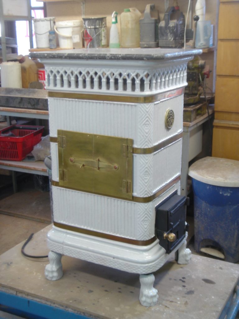Vieux poele en faience blanc à restaurer en ance | Clasf maison-jardin